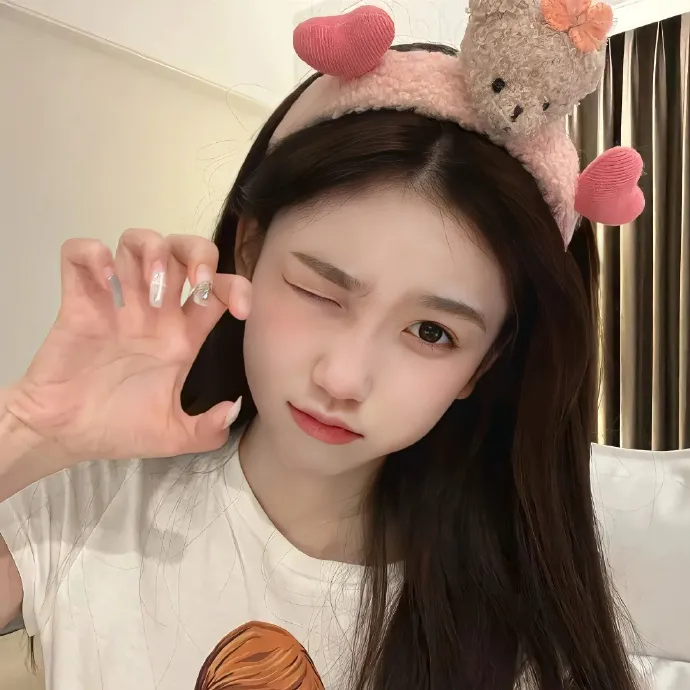某天后之女走后门进组，人设崩塌，深夜持续发酵